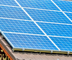 Poner placas solares en una casa prefabricada o de madera
