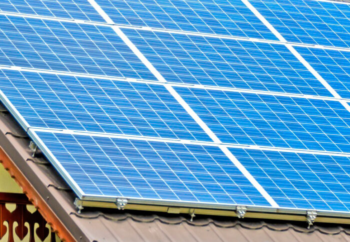 Poner placas solares en una casa prefabricada o de madera