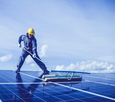 Mantenimiento de los sistemas de energía fotovoltaica en casas prefabricadas de madera