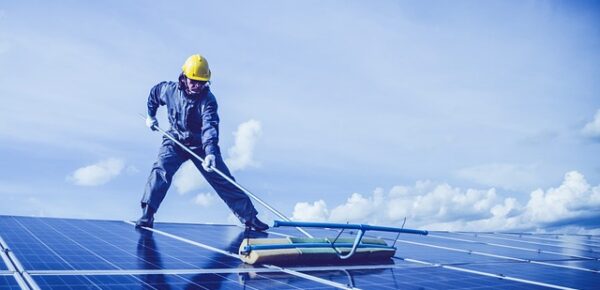 Mantenimiento de los sistemas de energía fotovoltaica en casas prefabricadas de madera