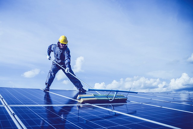 Mantenimiento de los sistemas de energía fotovoltaica en casas prefabricadas de madera